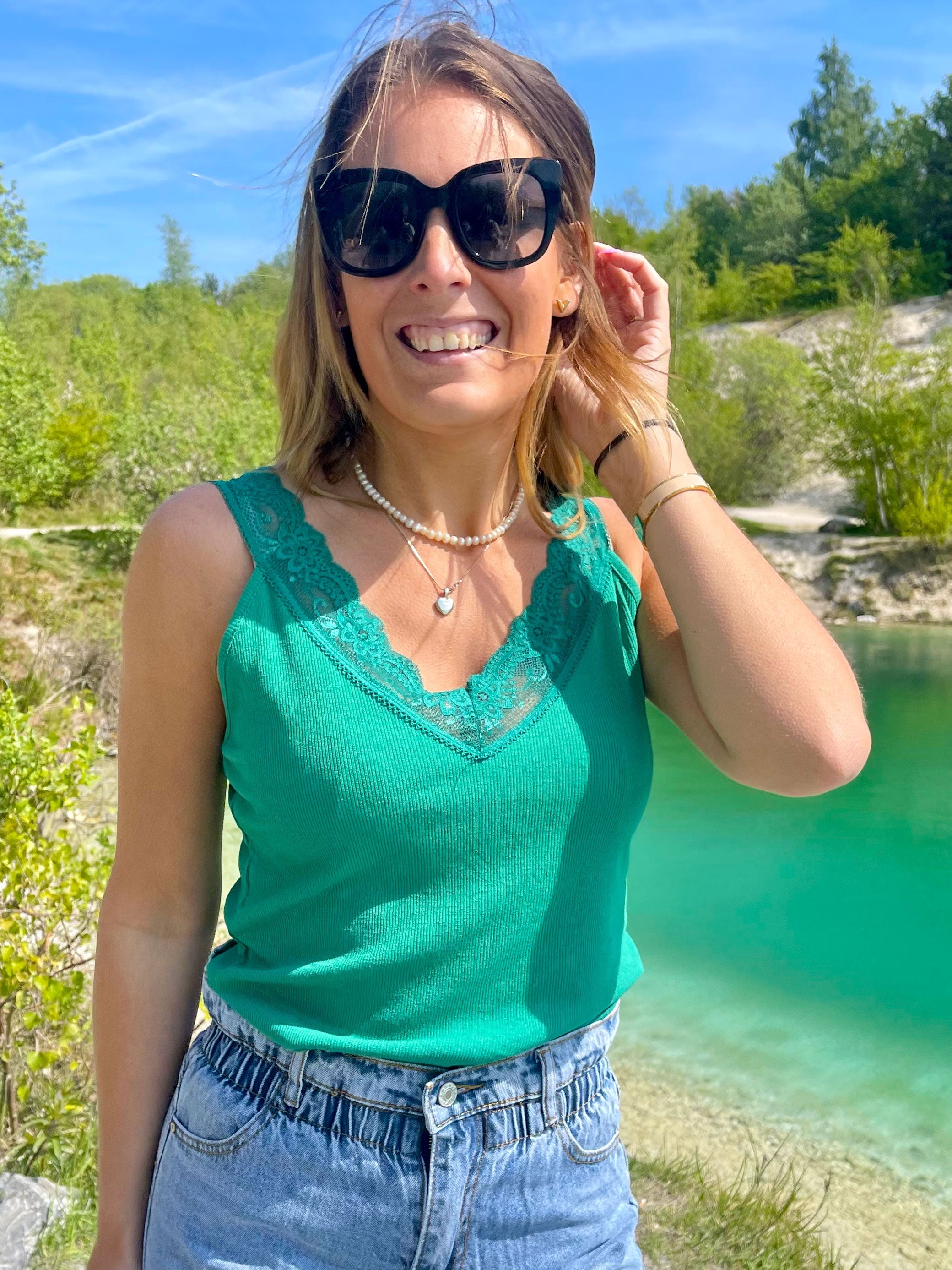 Scarlett - Sort ribbet top med blondekant